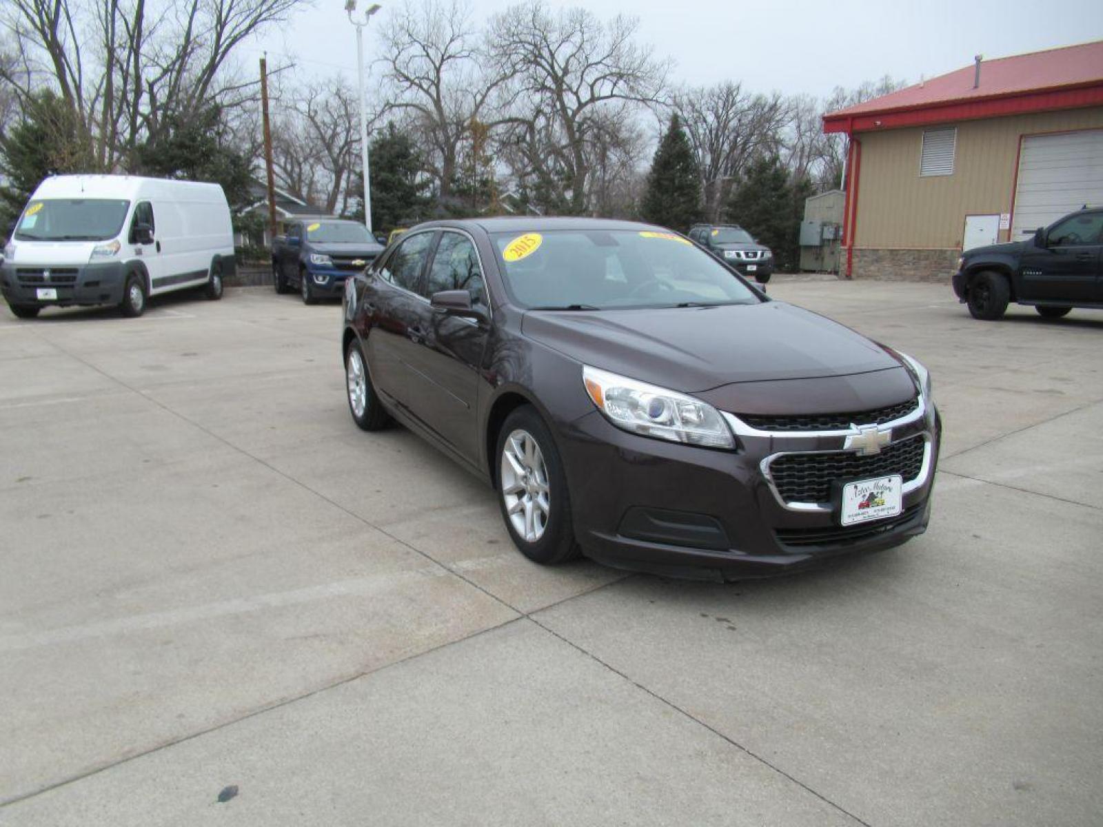 2015 BROWN CHEVROLET MALIBU 1LT (1G11C5SLXFF) with an 2.5L engine, Automatic transmission, located at 908 SE 14th Street, Des Moines, IA, 50317, (515) 281-0330, 41.580303, -93.597046 - Photo #2