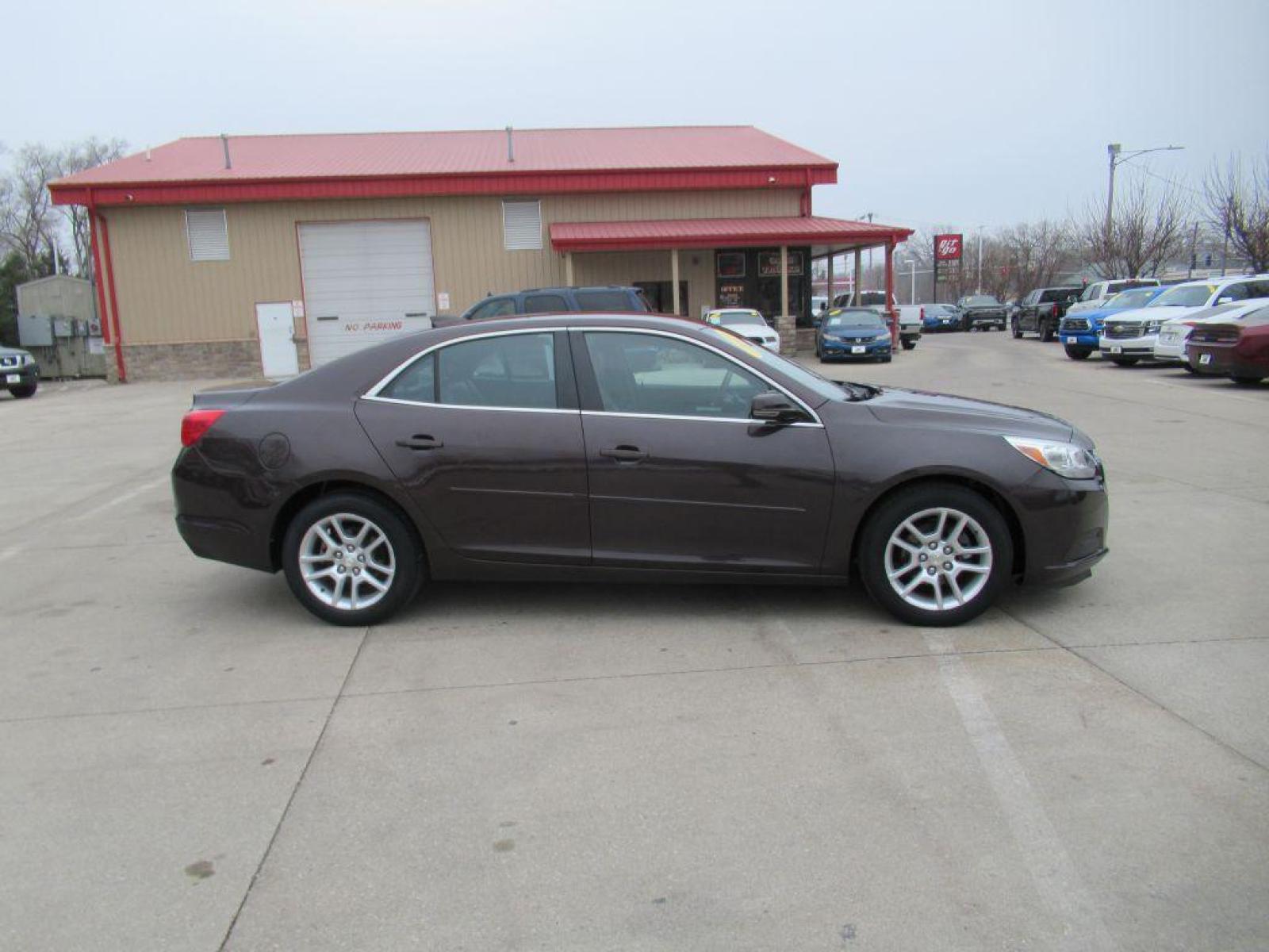 2015 BROWN CHEVROLET MALIBU 1LT (1G11C5SLXFF) with an 2.5L engine, Automatic transmission, located at 908 SE 14th Street, Des Moines, IA, 50317, (515) 281-0330, 41.580303, -93.597046 - Photo #3