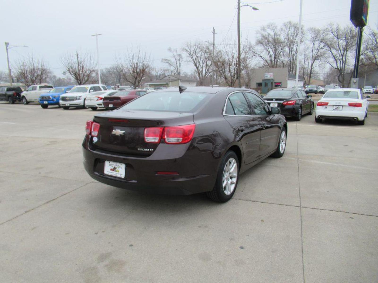 2015 BROWN CHEVROLET MALIBU 1LT (1G11C5SLXFF) with an 2.5L engine, Automatic transmission, located at 908 SE 14th Street, Des Moines, IA, 50317, (515) 281-0330, 41.580303, -93.597046 - Photo #4