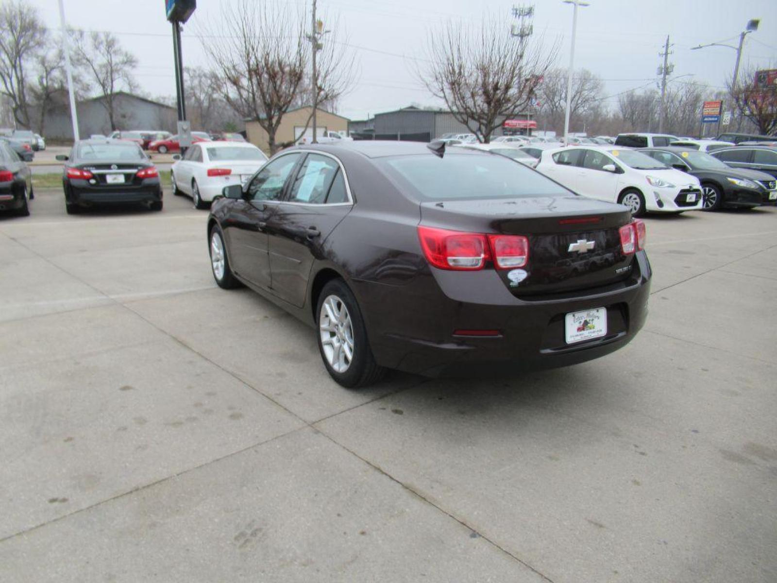 2015 BROWN CHEVROLET MALIBU 1LT (1G11C5SLXFF) with an 2.5L engine, Automatic transmission, located at 908 SE 14th Street, Des Moines, IA, 50317, (515) 281-0330, 41.580303, -93.597046 - Photo #6