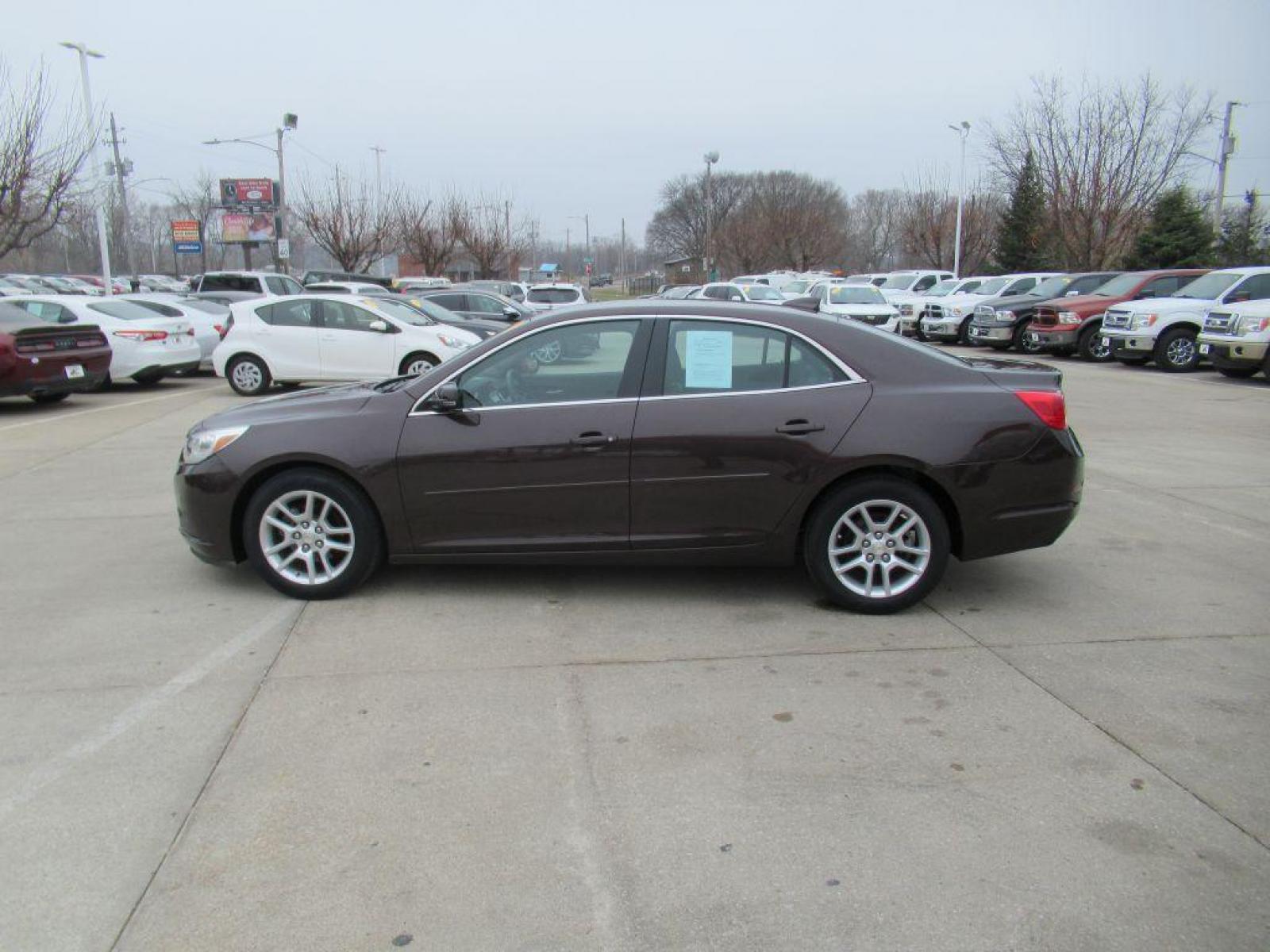 2015 BROWN CHEVROLET MALIBU 1LT (1G11C5SLXFF) with an 2.5L engine, Automatic transmission, located at 908 SE 14th Street, Des Moines, IA, 50317, (515) 281-0330, 41.580303, -93.597046 - Photo #7