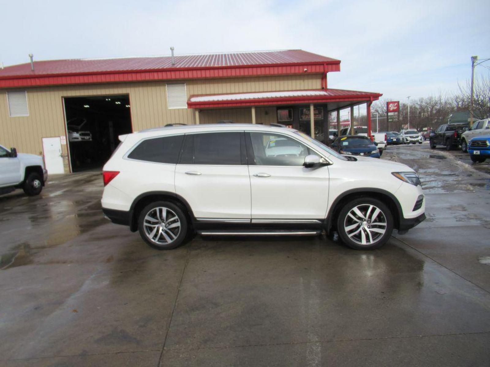 2017 WHITE HONDA PILOT ELITE (5FNYF6H05HB) with an 3.5L engine, Automatic transmission, located at 908 SE 14th Street, Des Moines, IA, 50317, (515) 281-0330, 41.580303, -93.597046 - Photo #3