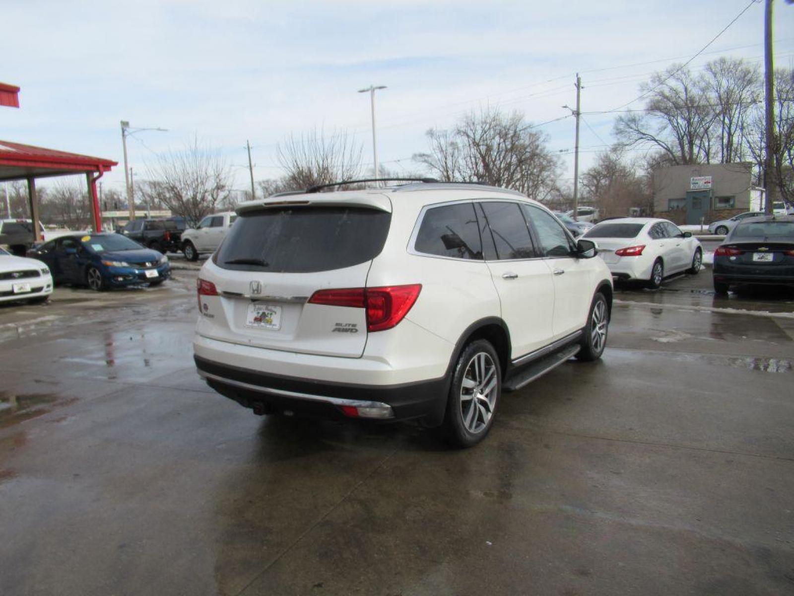2017 WHITE HONDA PILOT ELITE (5FNYF6H05HB) with an 3.5L engine, Automatic transmission, located at 908 SE 14th Street, Des Moines, IA, 50317, (515) 281-0330, 41.580303, -93.597046 - Photo #4