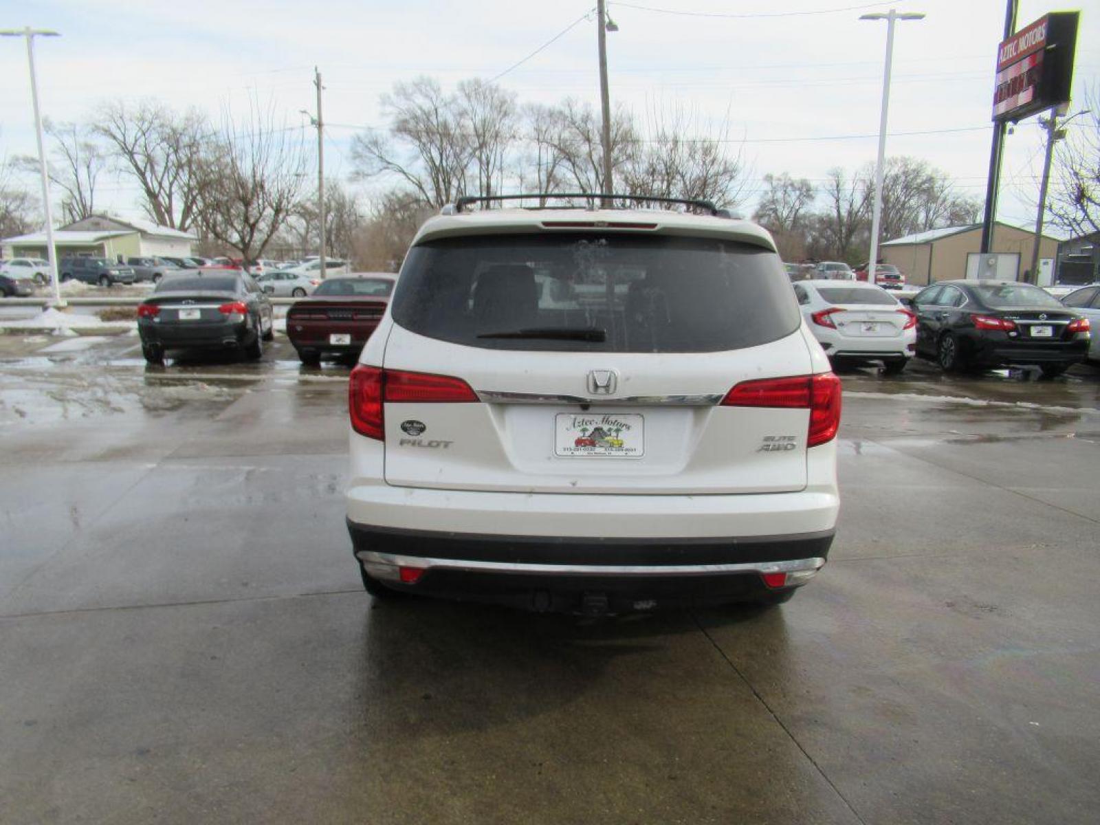 2017 WHITE HONDA PILOT ELITE (5FNYF6H05HB) with an 3.5L engine, Automatic transmission, located at 908 SE 14th Street, Des Moines, IA, 50317, (515) 281-0330, 41.580303, -93.597046 - Photo #5