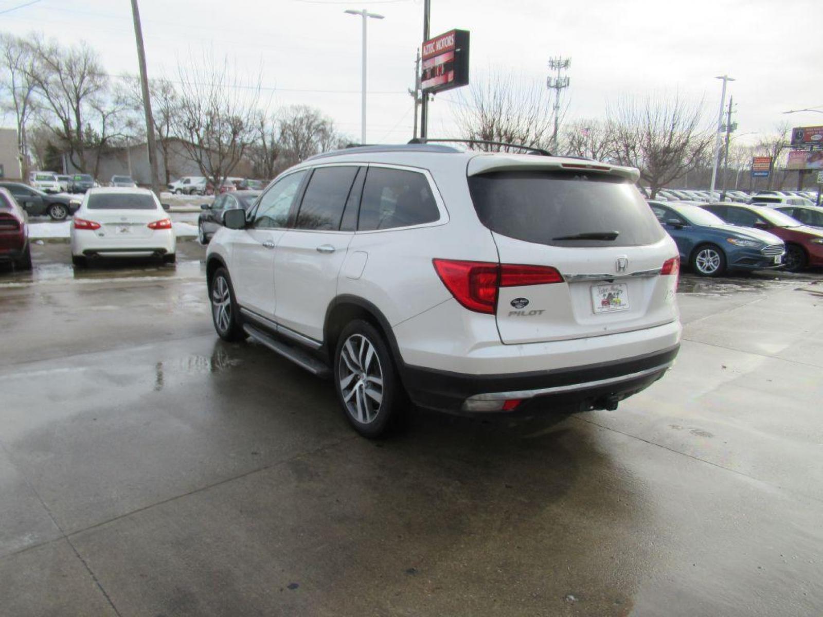 2017 WHITE HONDA PILOT ELITE (5FNYF6H05HB) with an 3.5L engine, Automatic transmission, located at 908 SE 14th Street, Des Moines, IA, 50317, (515) 281-0330, 41.580303, -93.597046 - Photo #6