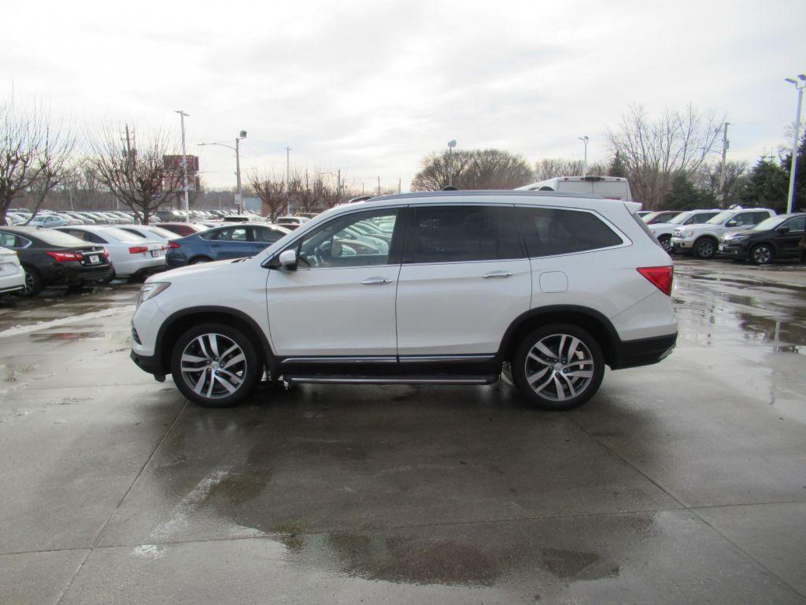 2017 WHITE HONDA PILOT ELITE (5FNYF6H05HB) with an 3.5L engine, Automatic transmission, located at 908 SE 14th Street, Des Moines, IA, 50317, (515) 281-0330, 41.580303, -93.597046 - Photo #7
