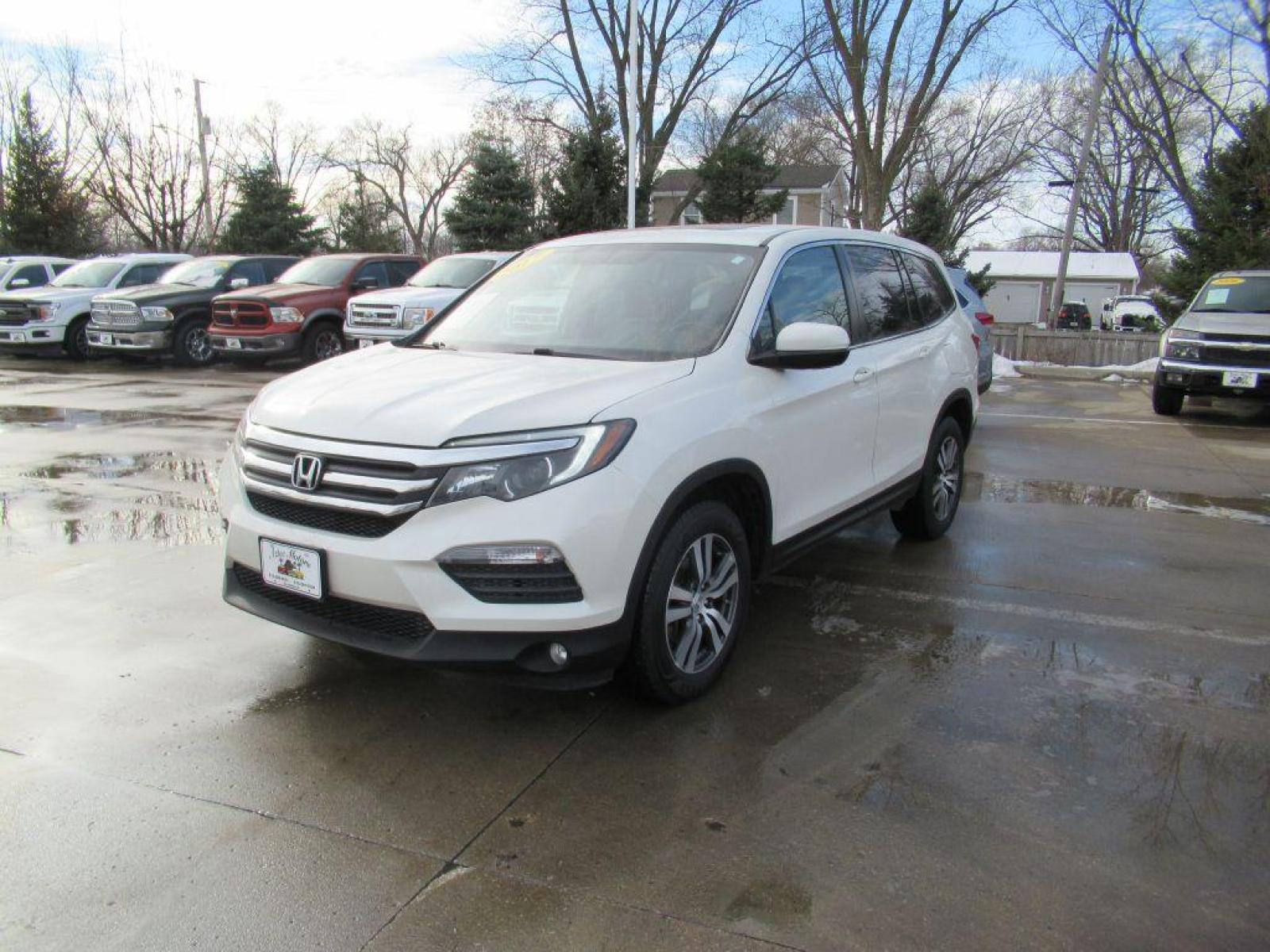 2017 WHITE HONDA PILOT EXL (5FNYF6H54HB) with an 3.5L engine, Automatic transmission, located at 908 SE 14th Street, Des Moines, IA, 50317, (515) 281-0330, 41.580303, -93.597046 - Photo #0