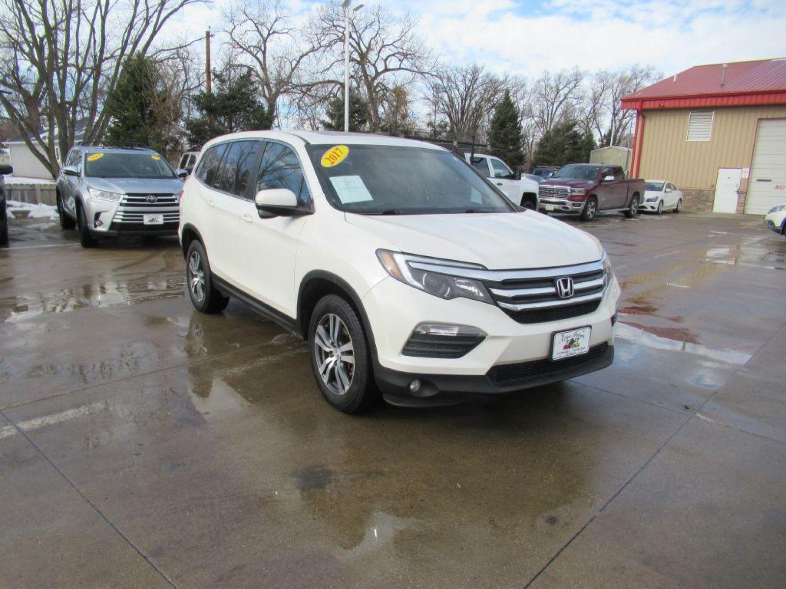 2017 WHITE HONDA PILOT EXL (5FNYF6H54HB) with an 3.5L engine, Automatic transmission, located at 908 SE 14th Street, Des Moines, IA, 50317, (515) 281-0330, 41.580303, -93.597046 - Photo #2