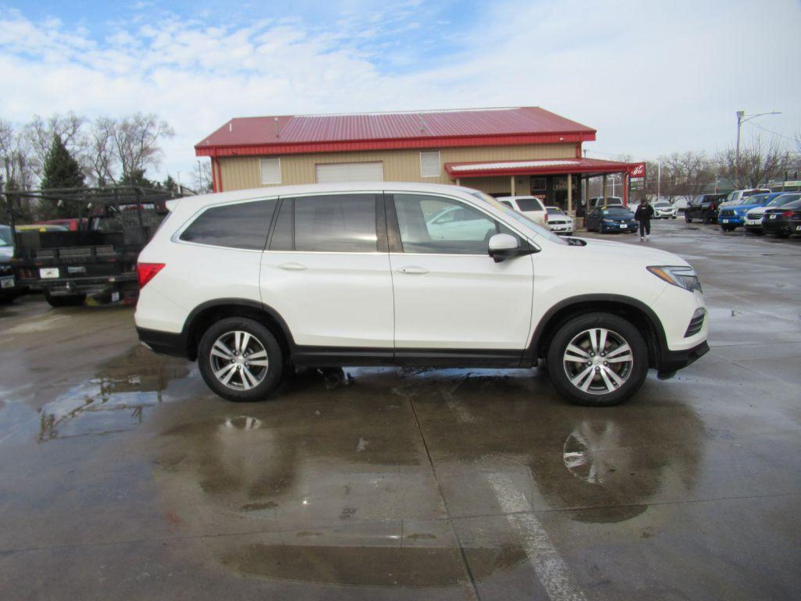 2017 WHITE HONDA PILOT EXL (5FNYF6H54HB) with an 3.5L engine, Automatic transmission, located at 908 SE 14th Street, Des Moines, IA, 50317, (515) 281-0330, 41.580303, -93.597046 - Photo #3