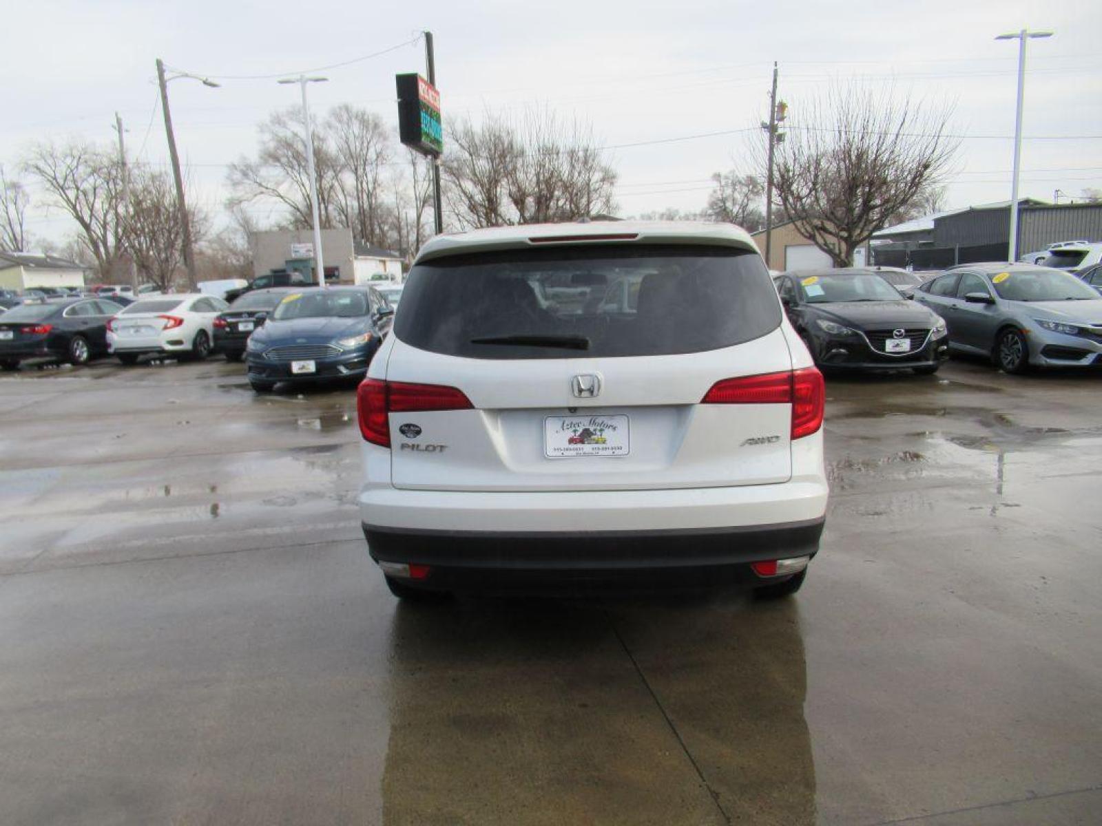2017 WHITE HONDA PILOT EXL (5FNYF6H54HB) with an 3.5L engine, Automatic transmission, located at 908 SE 14th Street, Des Moines, IA, 50317, (515) 281-0330, 41.580303, -93.597046 - Photo #5