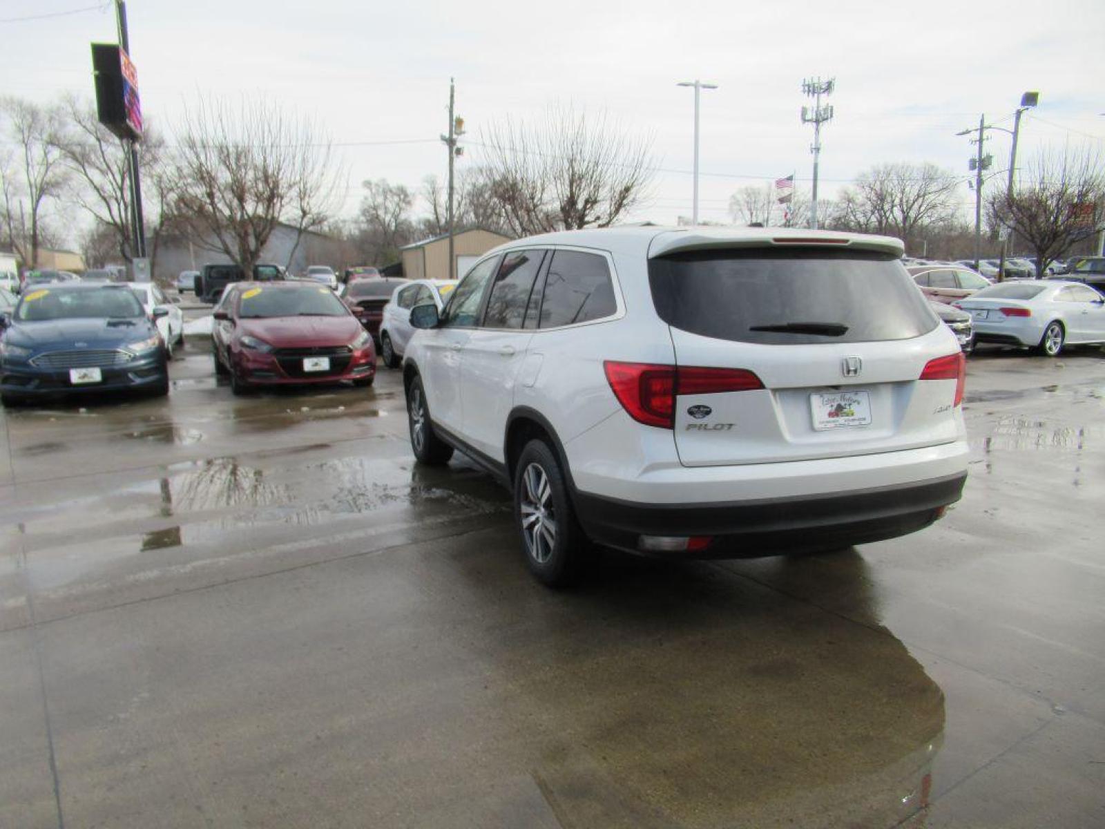 2017 WHITE HONDA PILOT EXL (5FNYF6H54HB) with an 3.5L engine, Automatic transmission, located at 908 SE 14th Street, Des Moines, IA, 50317, (515) 281-0330, 41.580303, -93.597046 - Photo #6