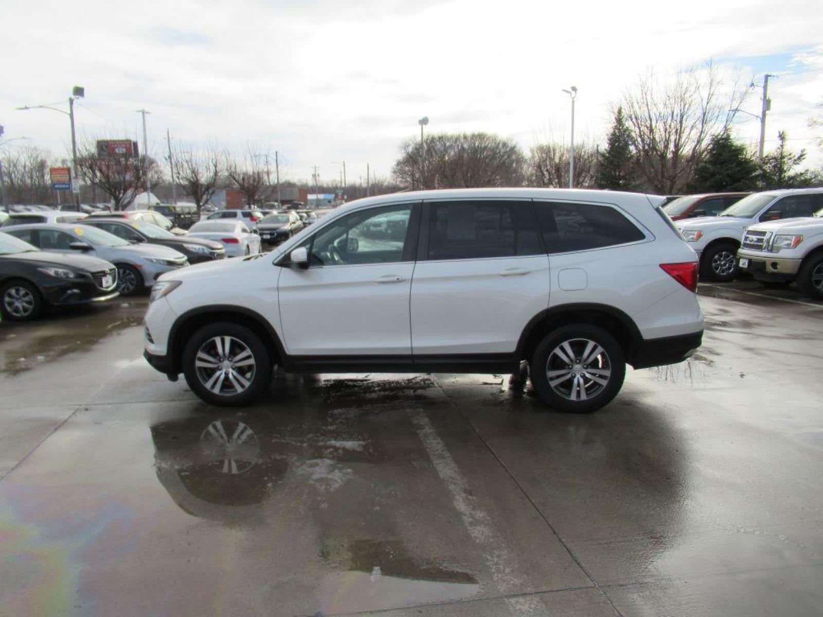 2017 WHITE HONDA PILOT EXL (5FNYF6H54HB) with an 3.5L engine, Automatic transmission, located at 908 SE 14th Street, Des Moines, IA, 50317, (515) 281-0330, 41.580303, -93.597046 - Photo #7