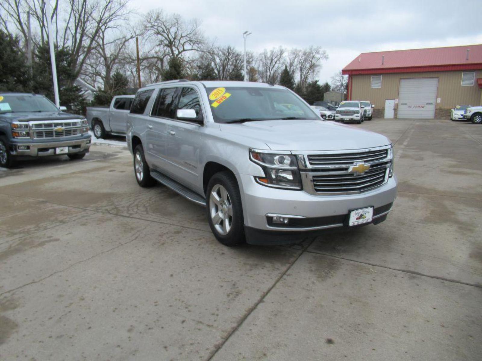 2015 SILVER CHEVROLET SUBURBAN LTZ (1GNSKKKC0FR) with an 5.3L engine, Automatic transmission, located at 908 SE 14th Street, Des Moines, IA, 50317, (515) 281-0330, 41.580303, -93.597046 - Photo #2