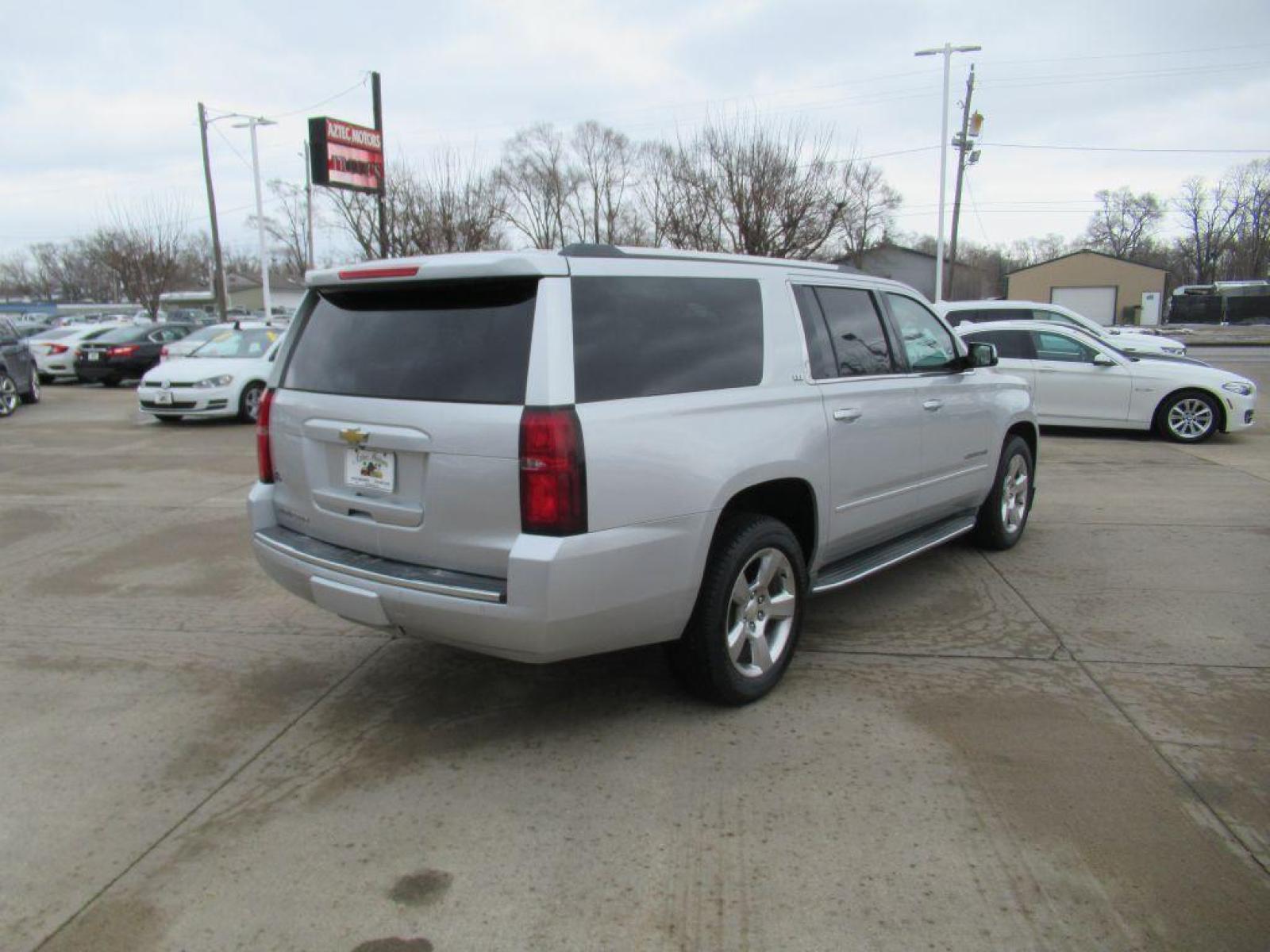 2015 SILVER CHEVROLET SUBURBAN LTZ (1GNSKKKC0FR) with an 5.3L engine, Automatic transmission, located at 908 SE 14th Street, Des Moines, IA, 50317, (515) 281-0330, 41.580303, -93.597046 - Photo #4