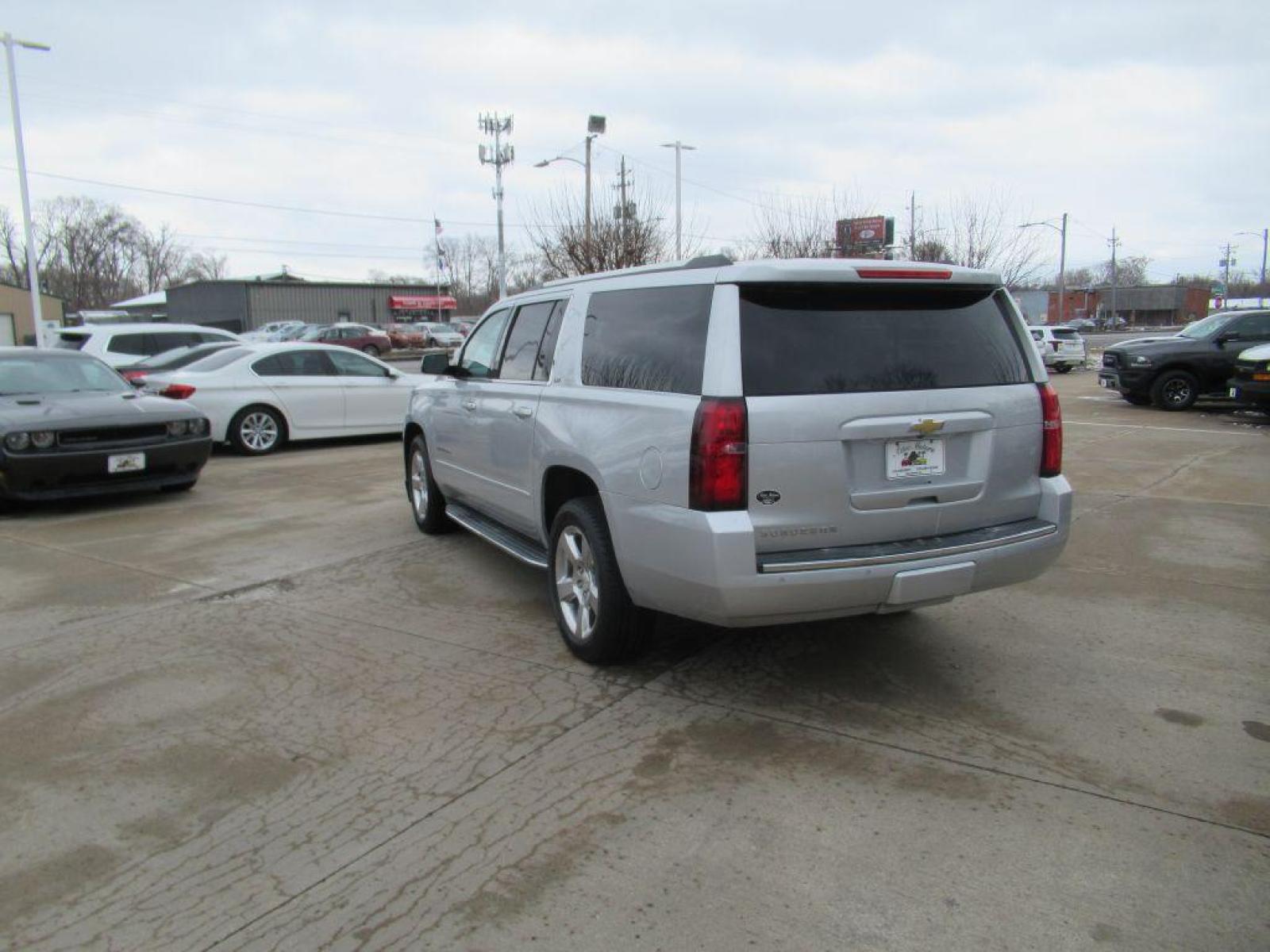 2015 SILVER CHEVROLET SUBURBAN LTZ (1GNSKKKC0FR) with an 5.3L engine, Automatic transmission, located at 908 SE 14th Street, Des Moines, IA, 50317, (515) 281-0330, 41.580303, -93.597046 - Photo #6