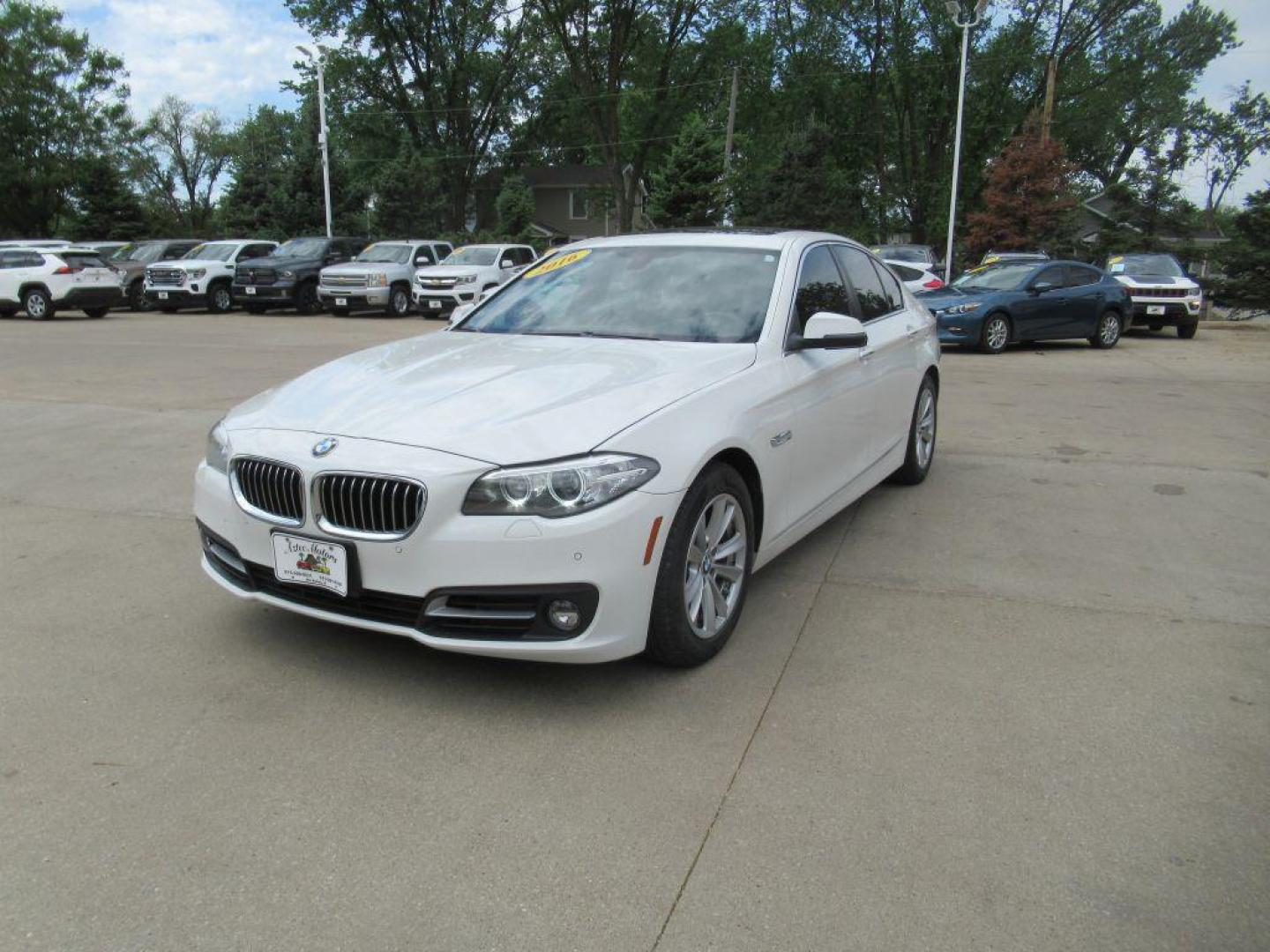 2016 WHITE BMW 528 I (WBA5A5C51GG) with an 2.0L engine, Automatic transmission, located at 908 SE 14th Street, Des Moines, IA, 50317, (515) 281-0330, 41.580303, -93.597046 - Photo#0