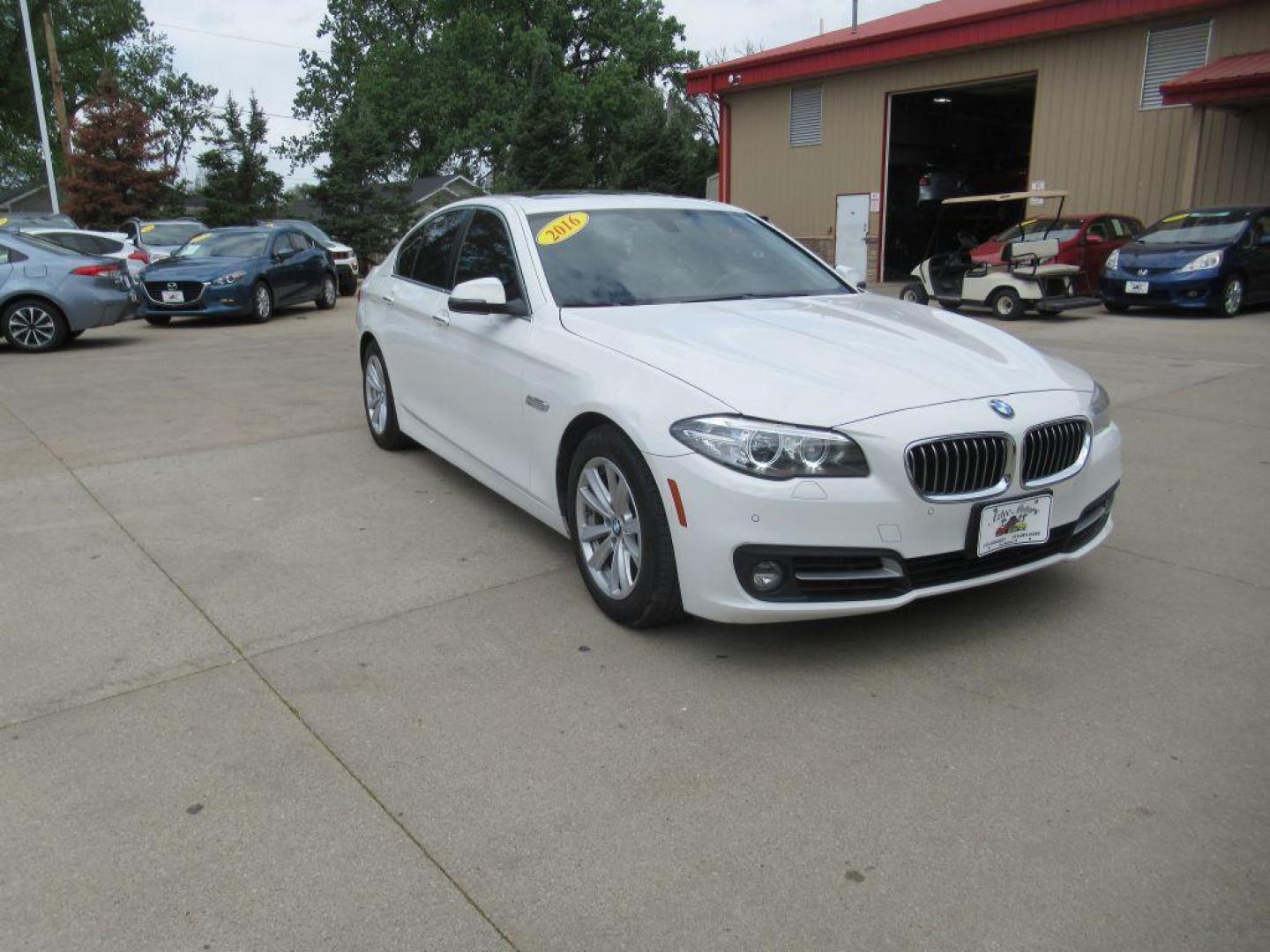 2016 WHITE BMW 528 I (WBA5A5C51GG) with an 2.0L engine, Automatic transmission, located at 908 SE 14th Street, Des Moines, IA, 50317, (515) 281-0330, 41.580303, -93.597046 - Photo#2