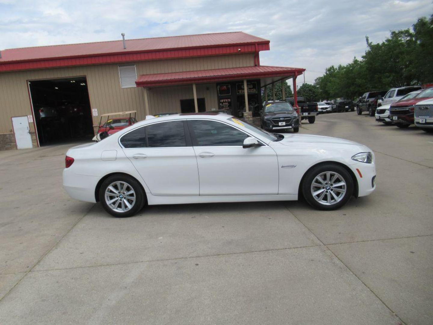 2016 WHITE BMW 528 I (WBA5A5C51GG) with an 2.0L engine, Automatic transmission, located at 908 SE 14th Street, Des Moines, IA, 50317, (515) 281-0330, 41.580303, -93.597046 - Photo#3