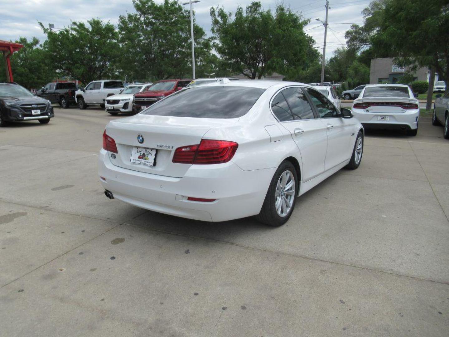 2016 WHITE BMW 528 I (WBA5A5C51GG) with an 2.0L engine, Automatic transmission, located at 908 SE 14th Street, Des Moines, IA, 50317, (515) 281-0330, 41.580303, -93.597046 - Photo#4