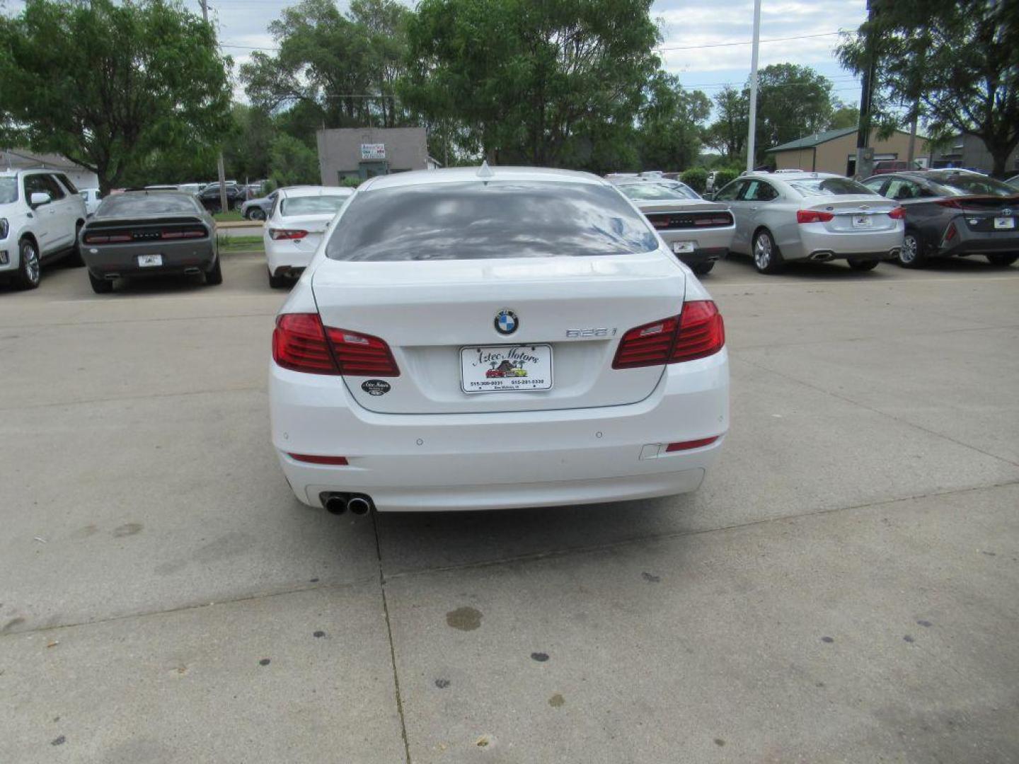 2016 WHITE BMW 528 I (WBA5A5C51GG) with an 2.0L engine, Automatic transmission, located at 908 SE 14th Street, Des Moines, IA, 50317, (515) 281-0330, 41.580303, -93.597046 - Photo#5