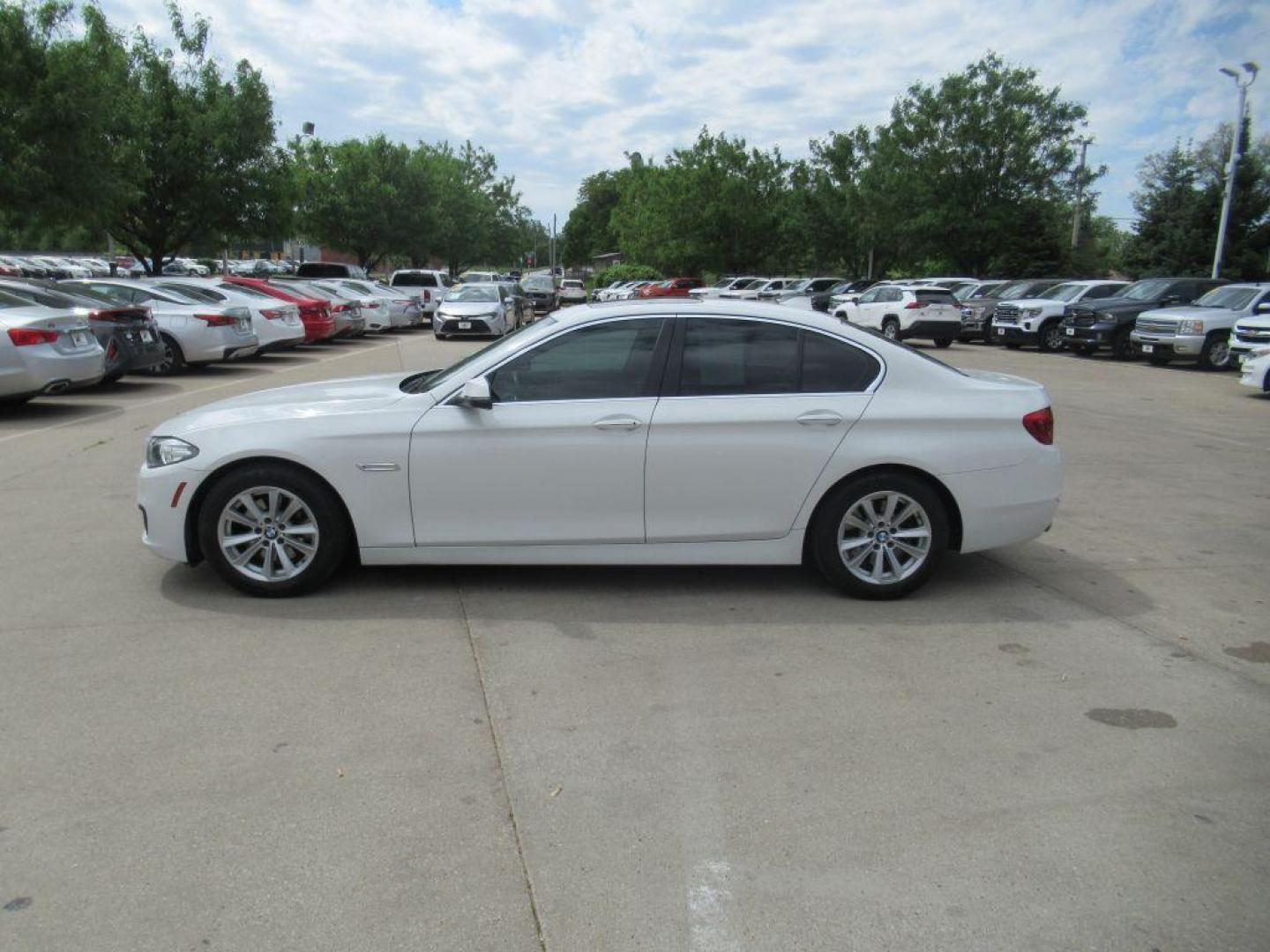 2016 WHITE BMW 528 I (WBA5A5C51GG) with an 2.0L engine, Automatic transmission, located at 908 SE 14th Street, Des Moines, IA, 50317, (515) 281-0330, 41.580303, -93.597046 - Photo#7