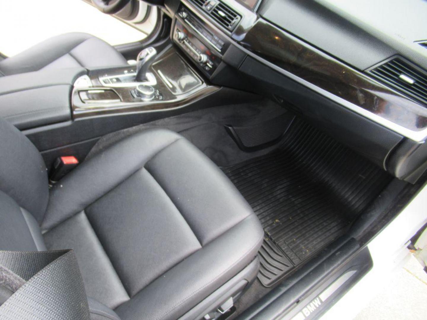 2016 WHITE BMW 528 I (WBA5A5C51GG) with an 2.0L engine, Automatic transmission, located at 908 SE 14th Street, Des Moines, IA, 50317, (515) 281-0330, 41.580303, -93.597046 - Photo#13