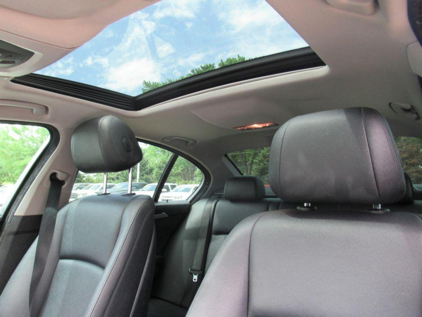 2016 WHITE BMW 528 I (WBA5A5C51GG) with an 2.0L engine, Automatic transmission, located at 908 SE 14th Street, Des Moines, IA, 50317, (515) 281-0330, 41.580303, -93.597046 - Photo#17