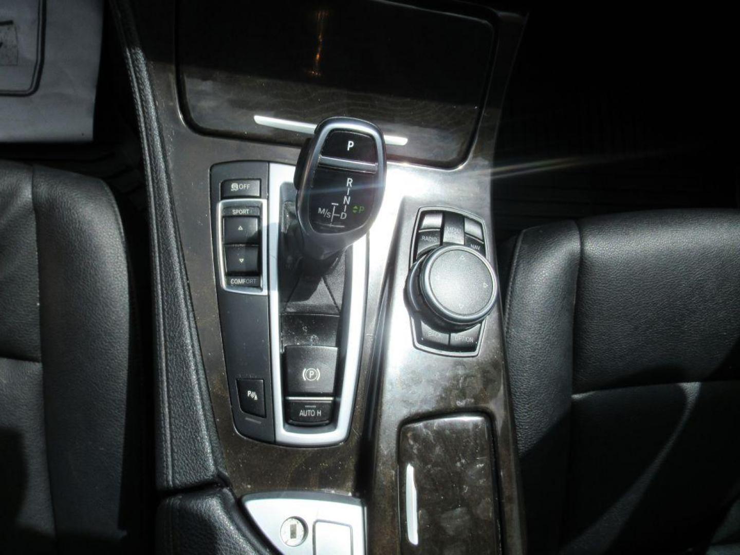 2016 WHITE BMW 528 I (WBA5A5C51GG) with an 2.0L engine, Automatic transmission, located at 908 SE 14th Street, Des Moines, IA, 50317, (515) 281-0330, 41.580303, -93.597046 - Photo#19