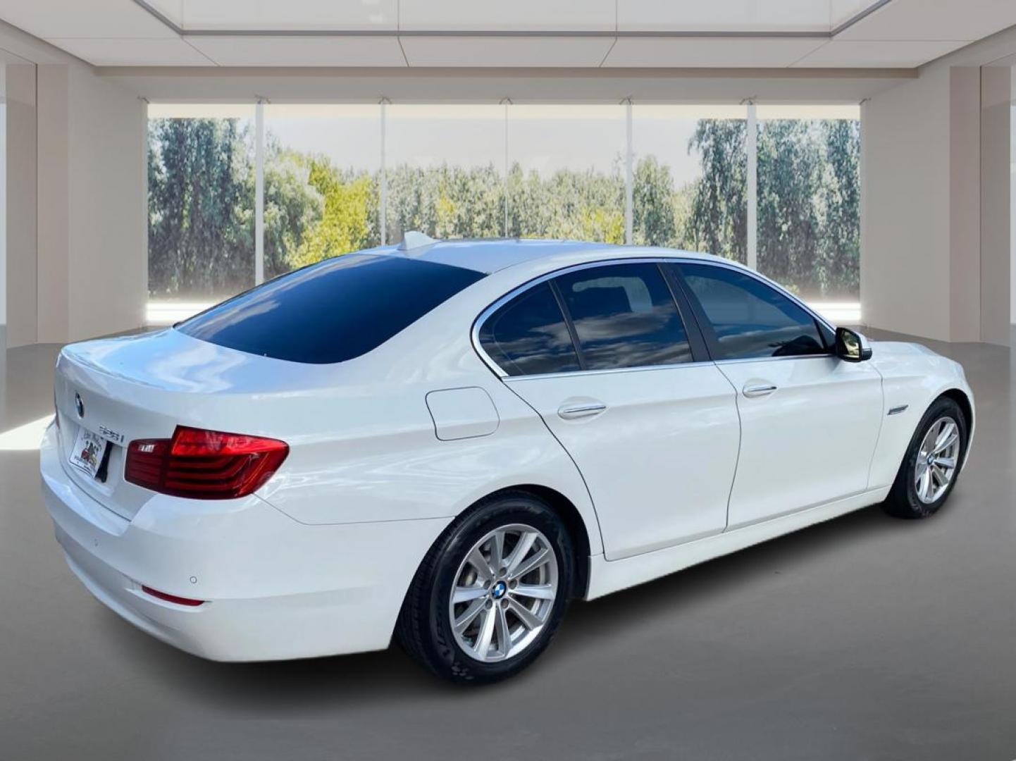 2016 WHITE BMW 528 I (WBA5A5C51GG) with an 2.0L engine, Automatic transmission, located at 908 SE 14th Street, Des Moines, IA, 50317, (515) 281-0330, 41.580303, -93.597046 - Photo#2