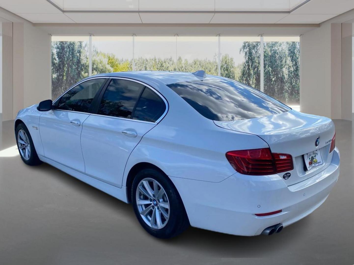2016 WHITE BMW 528 I (WBA5A5C51GG) with an 2.0L engine, Automatic transmission, located at 908 SE 14th Street, Des Moines, IA, 50317, (515) 281-0330, 41.580303, -93.597046 - Photo#4
