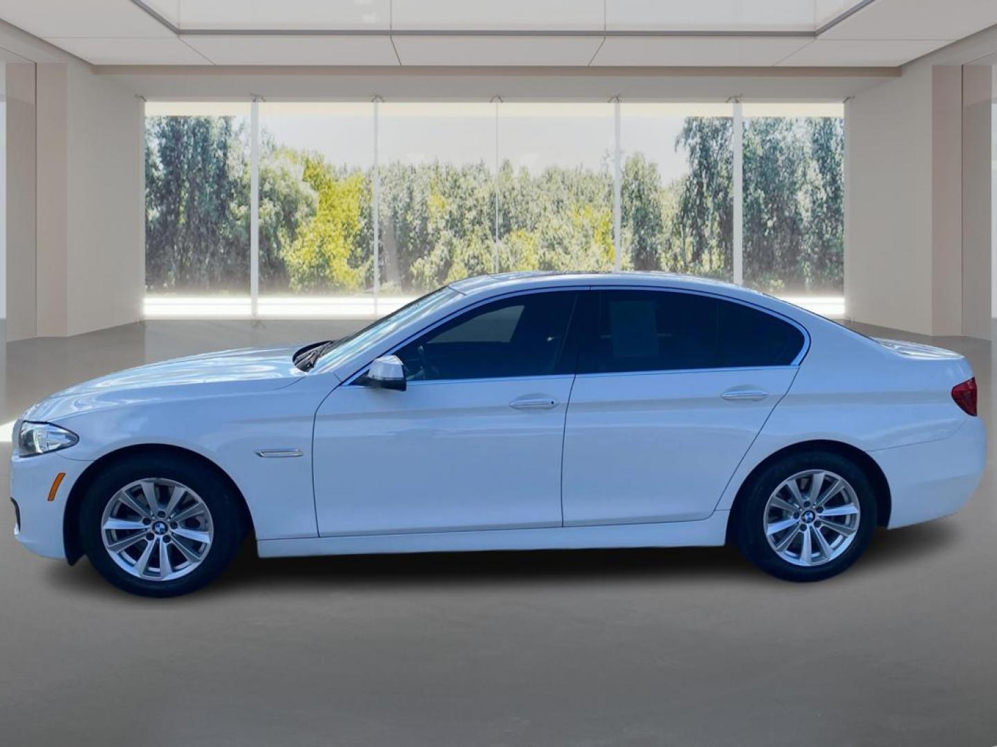 2016 WHITE BMW 528 I (WBA5A5C51GG) with an 2.0L engine, Automatic transmission, located at 908 SE 14th Street, Des Moines, IA, 50317, (515) 281-0330, 41.580303, -93.597046 - Photo#5