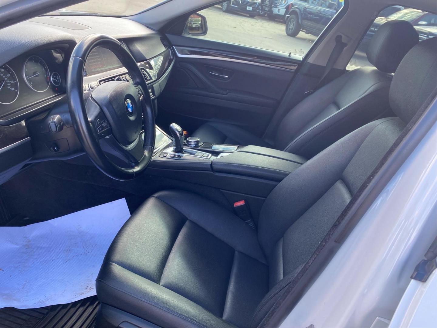 2016 WHITE BMW 528 I (WBA5A5C51GG) with an 2.0L engine, Automatic transmission, located at 908 SE 14th Street, Des Moines, IA, 50317, (515) 281-0330, 41.580303, -93.597046 - Photo#8