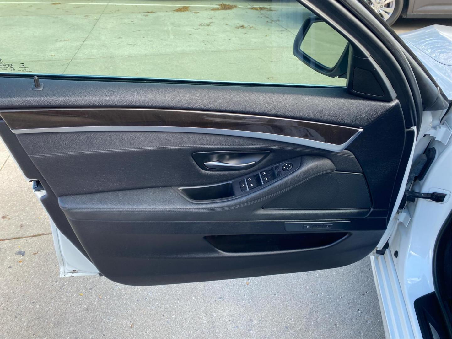 2016 WHITE BMW 528 I (WBA5A5C51GG) with an 2.0L engine, Automatic transmission, located at 908 SE 14th Street, Des Moines, IA, 50317, (515) 281-0330, 41.580303, -93.597046 - Photo#18