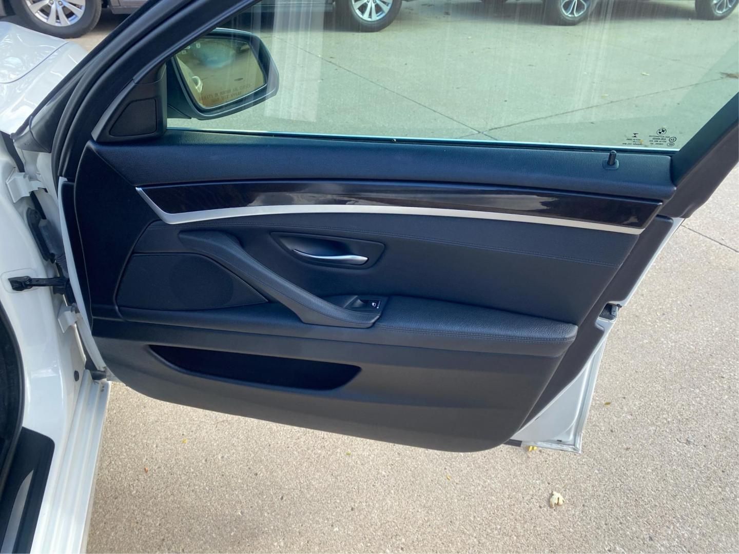 2016 WHITE BMW 528 I (WBA5A5C51GG) with an 2.0L engine, Automatic transmission, located at 908 SE 14th Street, Des Moines, IA, 50317, (515) 281-0330, 41.580303, -93.597046 - Photo#19