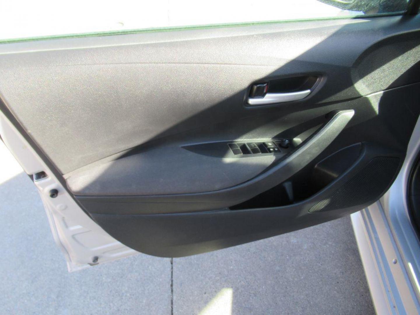 2020 SILVER TOYOTA COROLLA LE (5YFEPRAE7LP) with an 1.8L engine, Continuously Variable transmission, located at 908 SE 14th Street, Des Moines, IA, 50317, (515) 281-0330, 41.580303, -93.597046 - Photo#9