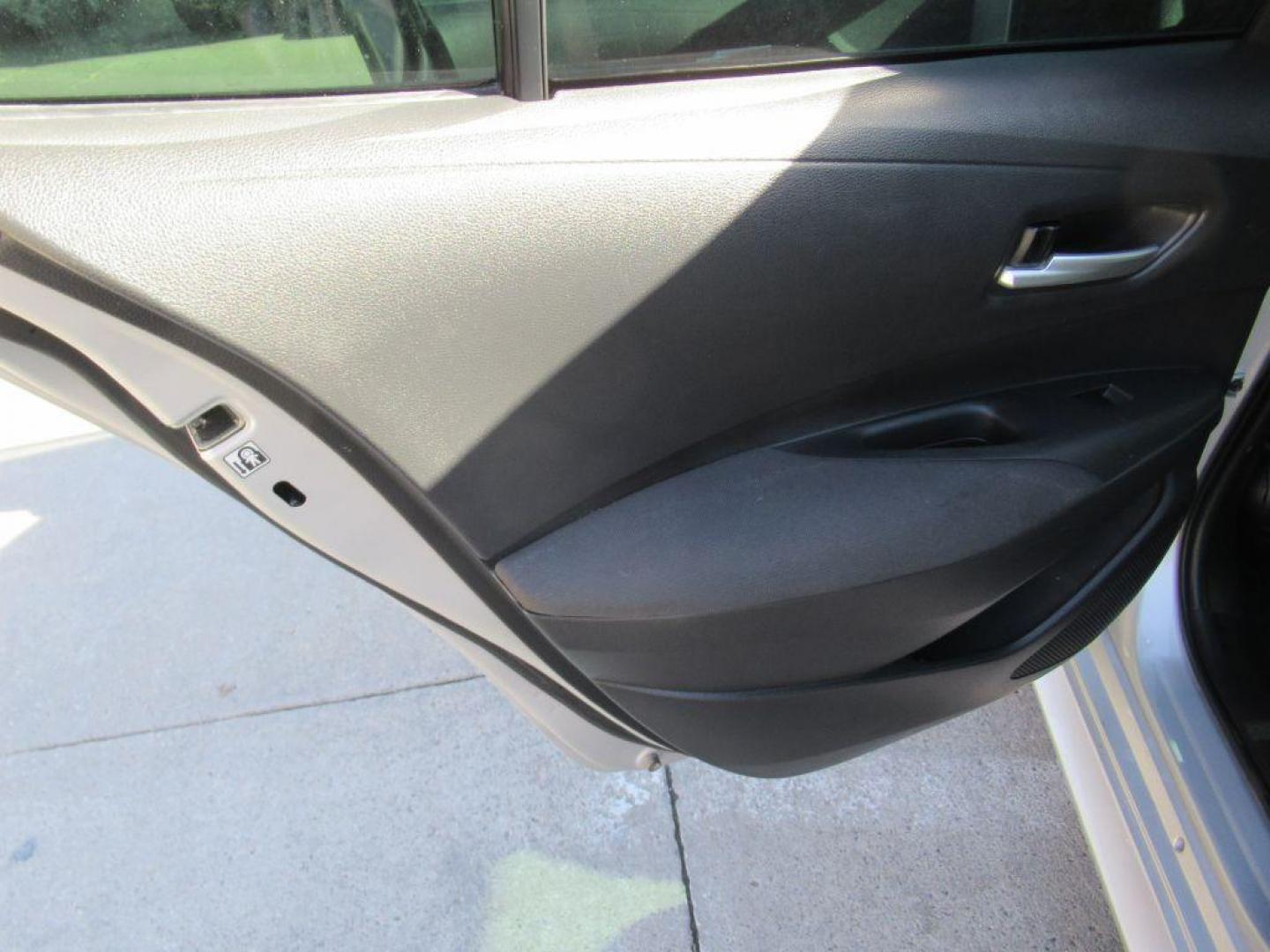 2020 SILVER TOYOTA COROLLA LE (5YFEPRAE7LP) with an 1.8L engine, Continuously Variable transmission, located at 908 SE 14th Street, Des Moines, IA, 50317, (515) 281-0330, 41.580303, -93.597046 - Photo#10