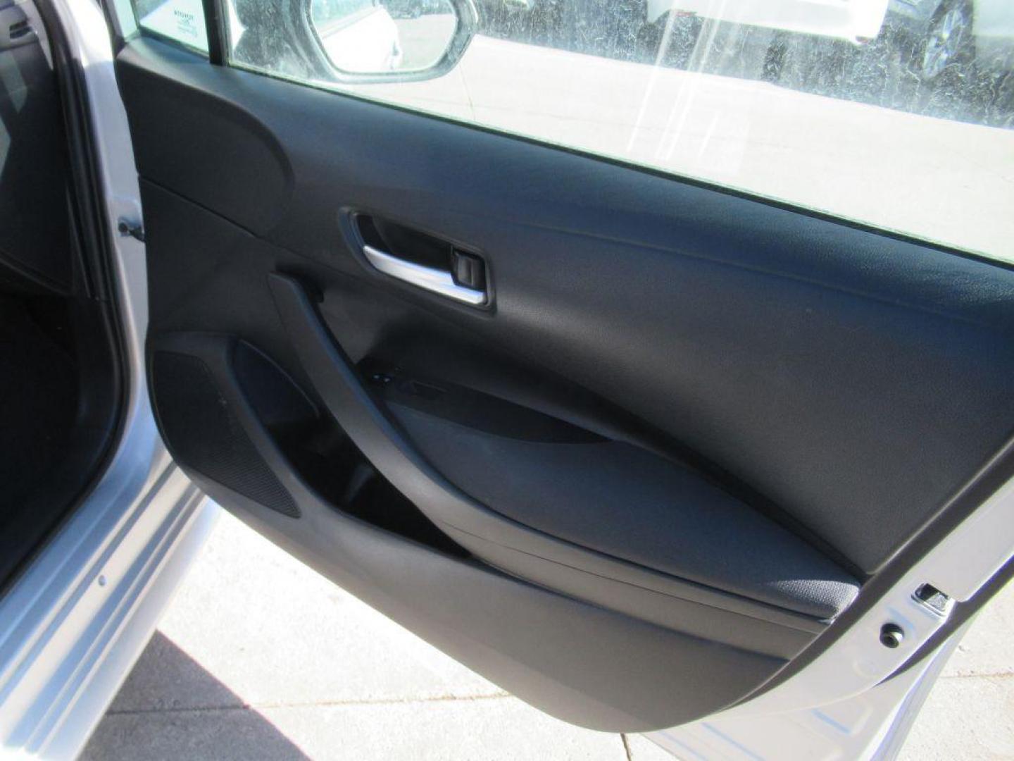 2020 SILVER TOYOTA COROLLA LE (5YFEPRAE7LP) with an 1.8L engine, Continuously Variable transmission, located at 908 SE 14th Street, Des Moines, IA, 50317, (515) 281-0330, 41.580303, -93.597046 - Photo#12