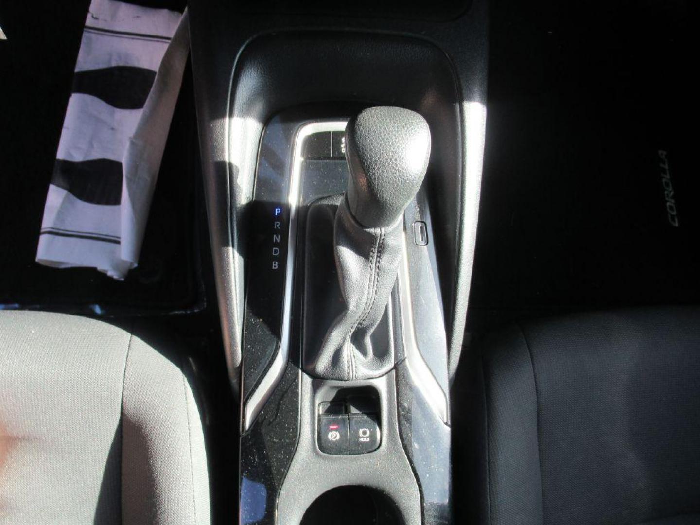 2020 SILVER TOYOTA COROLLA LE (5YFEPRAE7LP) with an 1.8L engine, Continuously Variable transmission, located at 908 SE 14th Street, Des Moines, IA, 50317, (515) 281-0330, 41.580303, -93.597046 - Photo#19
