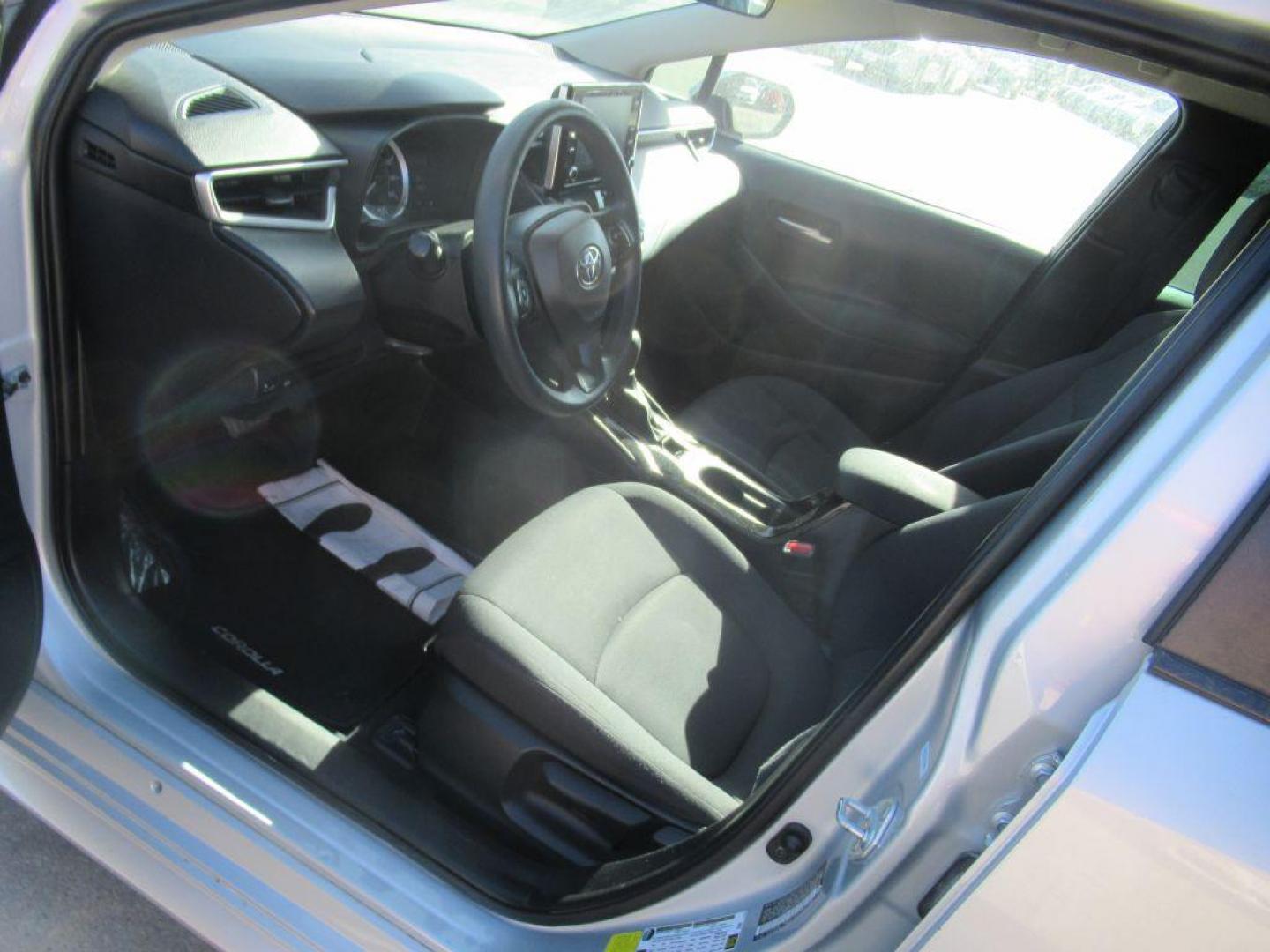 2020 SILVER TOYOTA COROLLA LE (5YFEPRAE7LP) with an 1.8L engine, Continuously Variable transmission, located at 908 SE 14th Street, Des Moines, IA, 50317, (515) 281-0330, 41.580303, -93.597046 - Photo#24