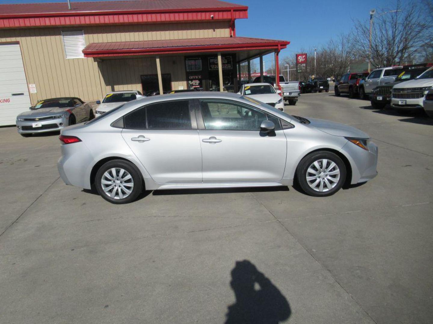 2020 SILVER TOYOTA COROLLA LE (5YFEPRAE7LP) with an 1.8L engine, Continuously Variable transmission, located at 908 SE 14th Street, Des Moines, IA, 50317, (515) 281-0330, 41.580303, -93.597046 - Photo#3