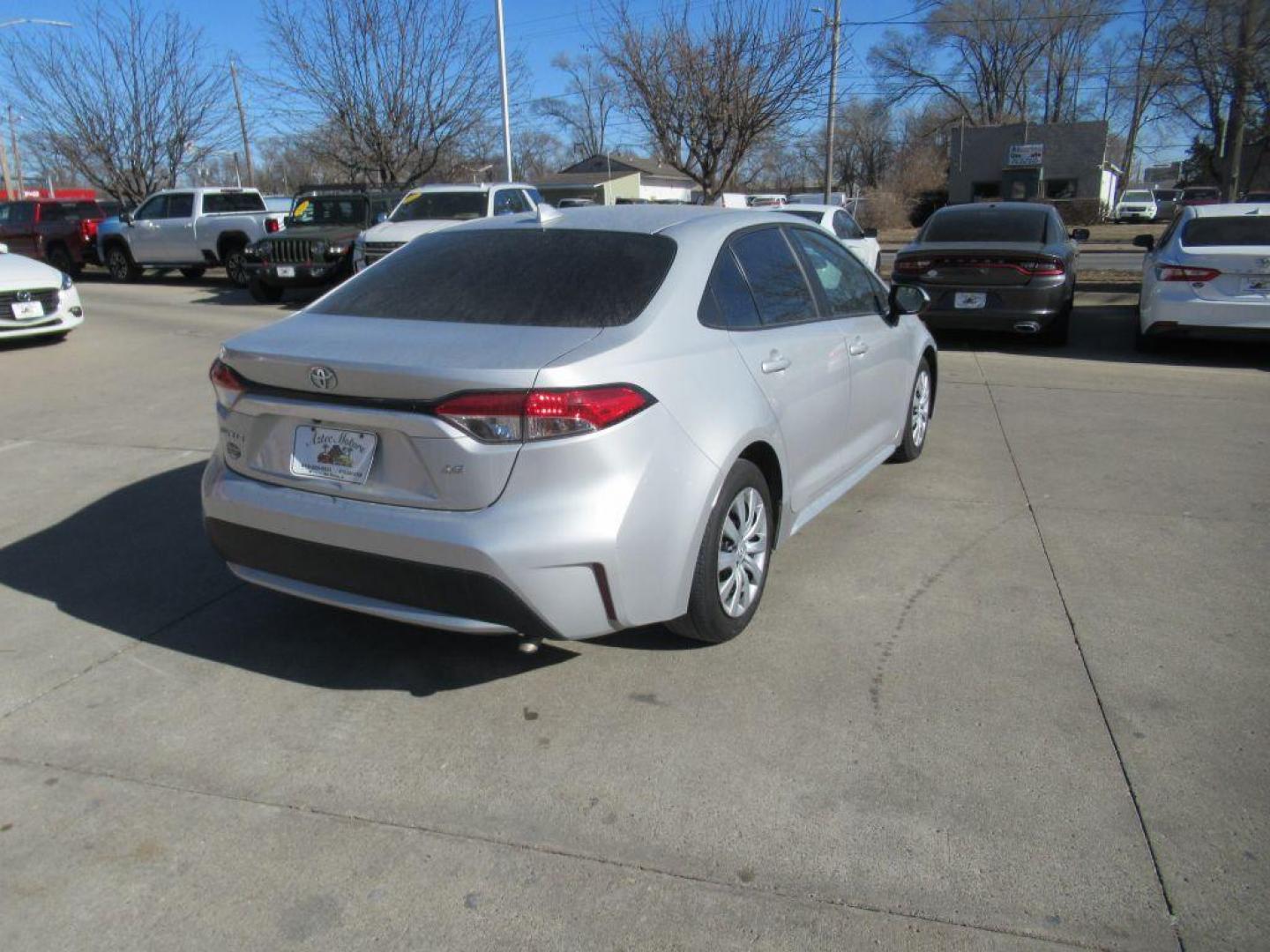 2020 SILVER TOYOTA COROLLA LE (5YFEPRAE7LP) with an 1.8L engine, Continuously Variable transmission, located at 908 SE 14th Street, Des Moines, IA, 50317, (515) 281-0330, 41.580303, -93.597046 - Photo#4