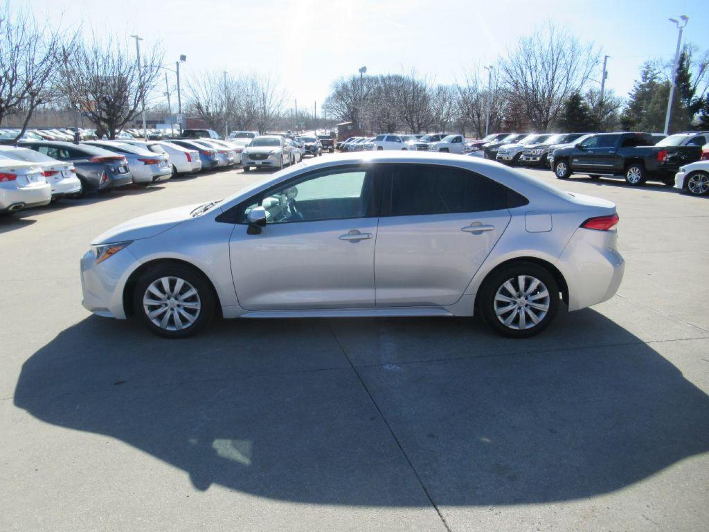 2020 SILVER TOYOTA COROLLA LE (5YFEPRAE7LP) with an 1.8L engine, Continuously Variable transmission, located at 908 SE 14th Street, Des Moines, IA, 50317, (515) 281-0330, 41.580303, -93.597046 - Photo#7