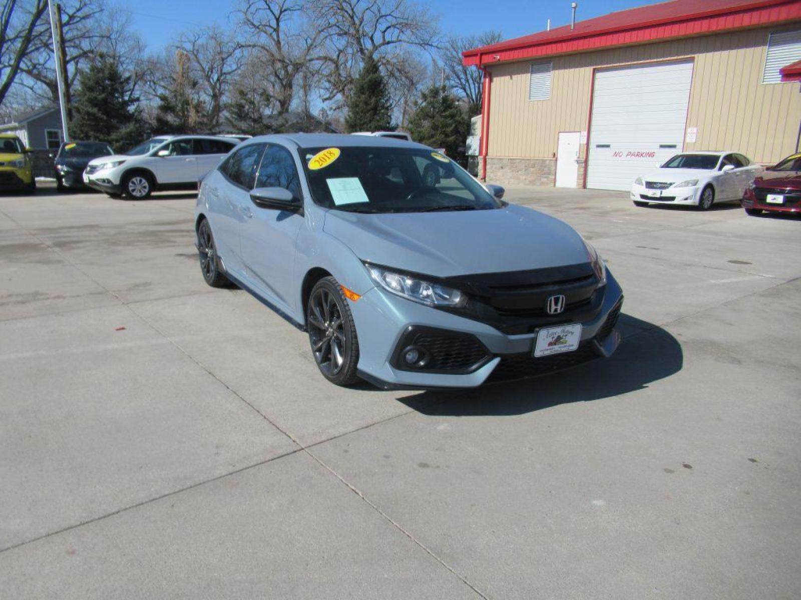 2018 GRAY HONDA CIVIC SPORT (SHHFK7G45JU) with an 1.5L engine, 6-Speed Manual transmission, located at 908 SE 14th Street, Des Moines, IA, 50317, (515) 281-0330, 41.580303, -93.597046 - Photo #2
