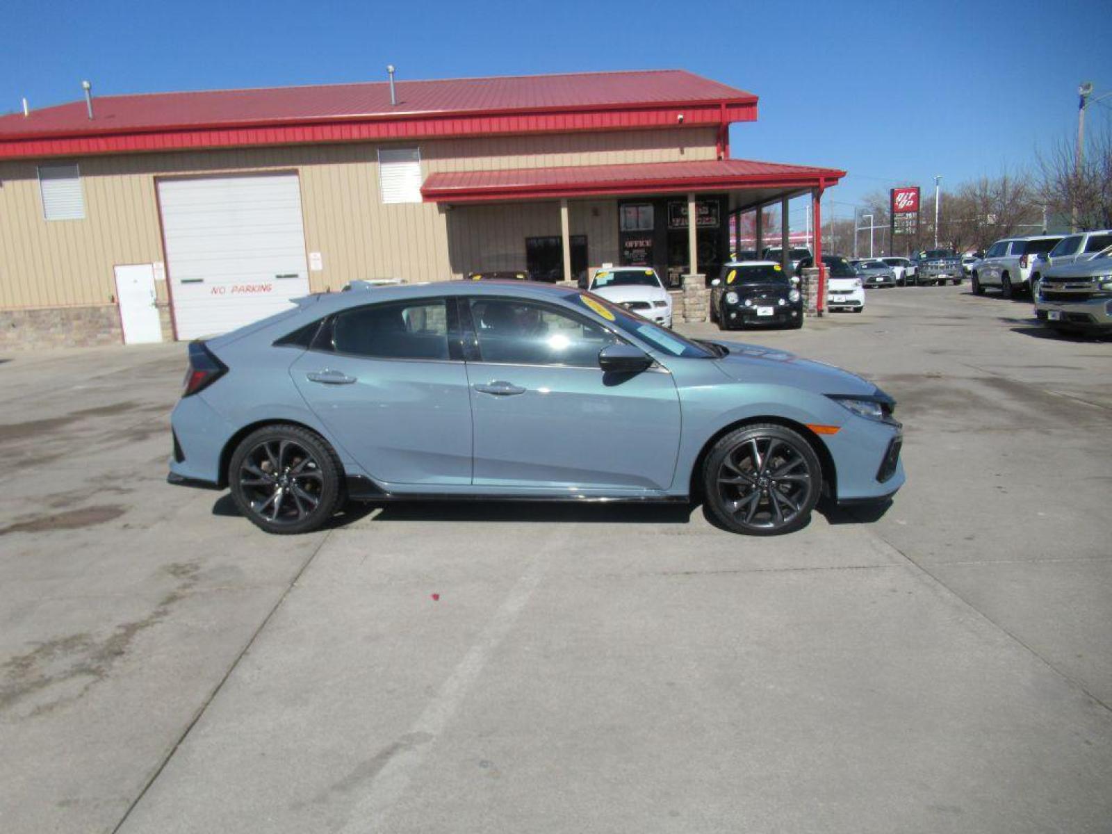 2018 GRAY HONDA CIVIC SPORT (SHHFK7G45JU) with an 1.5L engine, 6-Speed Manual transmission, located at 908 SE 14th Street, Des Moines, IA, 50317, (515) 281-0330, 41.580303, -93.597046 - Photo #3