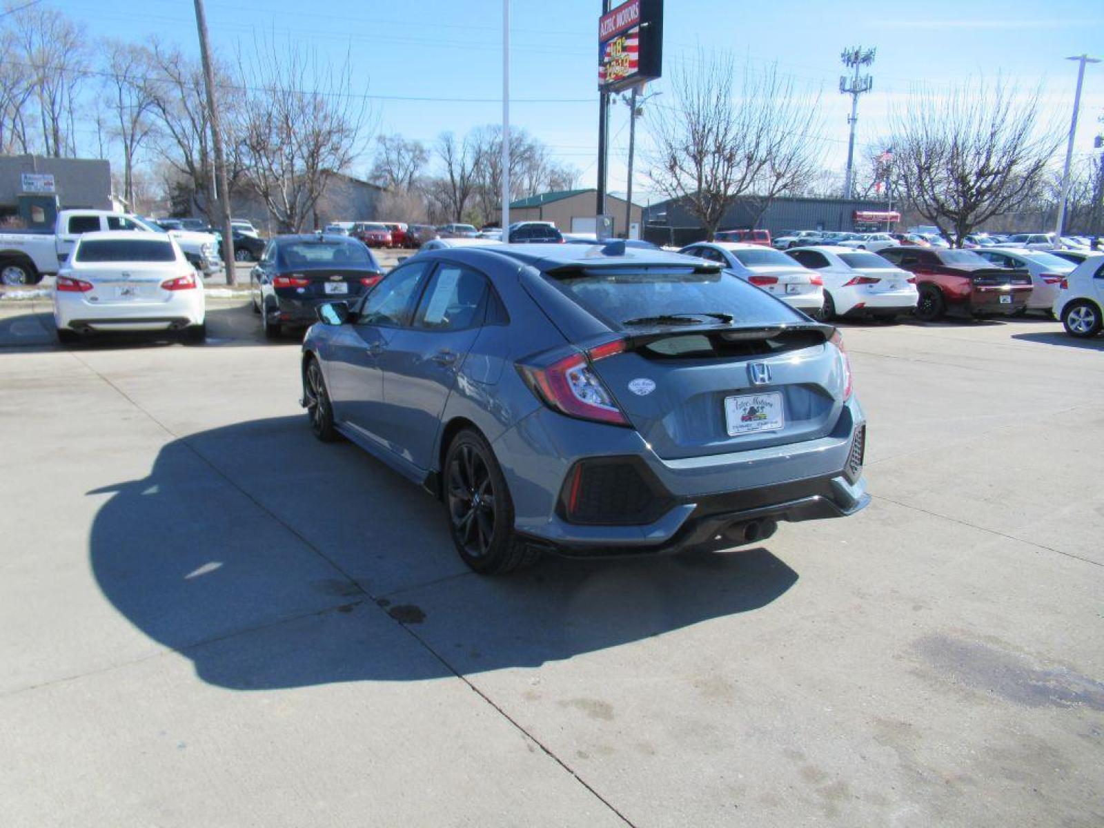 2018 GRAY HONDA CIVIC SPORT (SHHFK7G45JU) with an 1.5L engine, 6-Speed Manual transmission, located at 908 SE 14th Street, Des Moines, IA, 50317, (515) 281-0330, 41.580303, -93.597046 - Photo #6