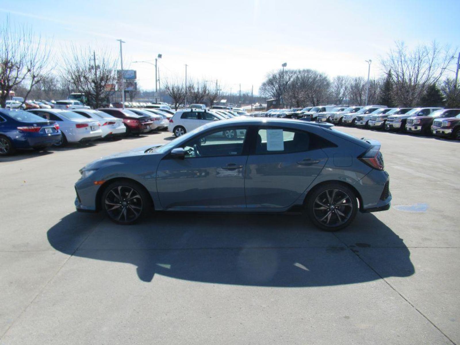 2018 GRAY HONDA CIVIC SPORT (SHHFK7G45JU) with an 1.5L engine, 6-Speed Manual transmission, located at 908 SE 14th Street, Des Moines, IA, 50317, (515) 281-0330, 41.580303, -93.597046 - Photo #7
