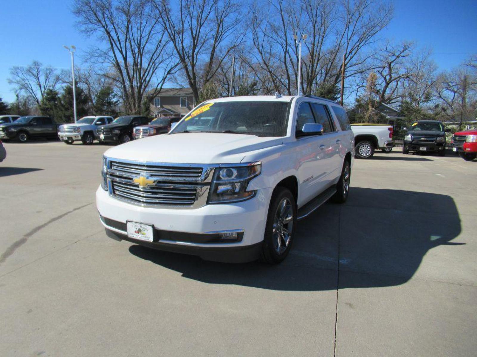 2016 WHITE CHEVROLET SUBURBAN 1500 LTZ (1GNSKJKC3GR) with an 5.3L engine, Automatic transmission, located at 908 SE 14th Street, Des Moines, IA, 50317, (515) 281-0330, 41.580303, -93.597046 - Photo #0