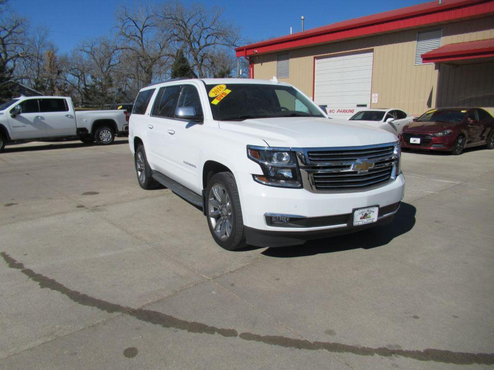2016 WHITE CHEVROLET SUBURBAN 1500 LTZ (1GNSKJKC3GR) with an 5.3L engine, Automatic transmission, located at 908 SE 14th Street, Des Moines, IA, 50317, (515) 281-0330, 41.580303, -93.597046 - Photo #2