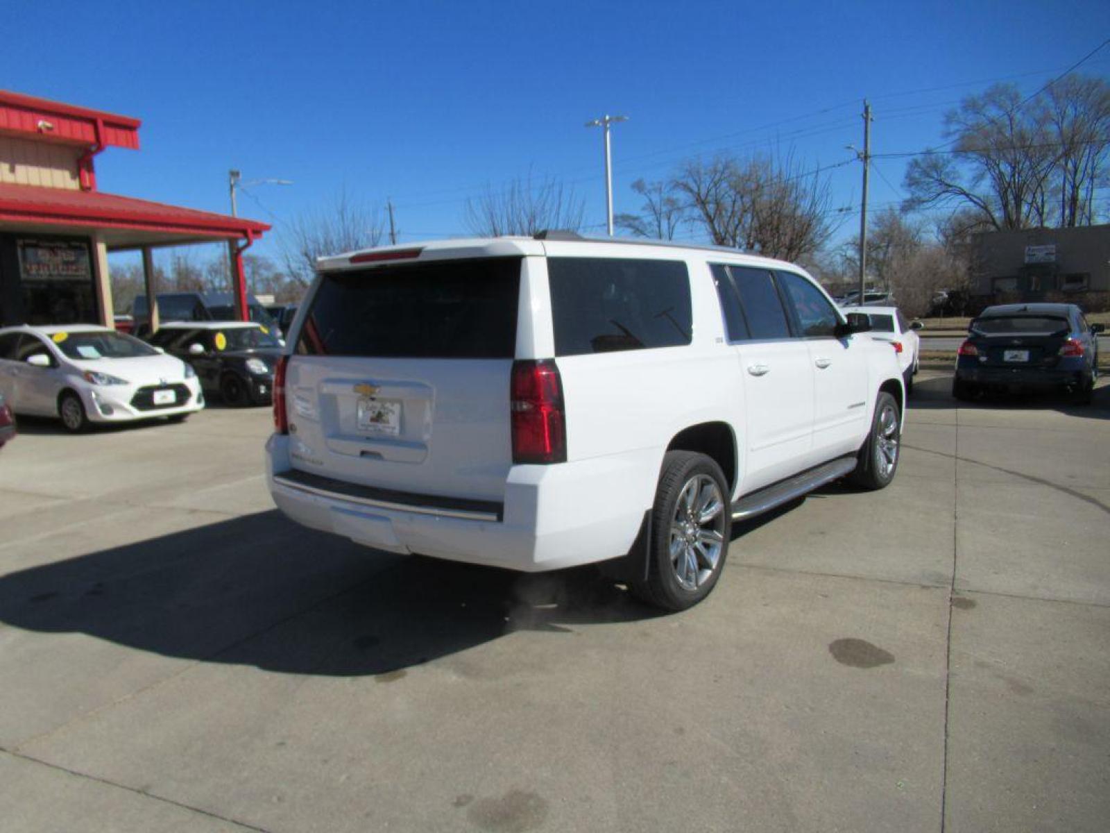 2016 WHITE CHEVROLET SUBURBAN 1500 LTZ (1GNSKJKC3GR) with an 5.3L engine, Automatic transmission, located at 908 SE 14th Street, Des Moines, IA, 50317, (515) 281-0330, 41.580303, -93.597046 - Photo #4