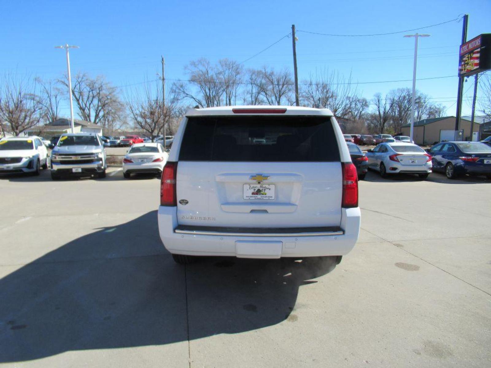 2016 WHITE CHEVROLET SUBURBAN 1500 LTZ (1GNSKJKC3GR) with an 5.3L engine, Automatic transmission, located at 908 SE 14th Street, Des Moines, IA, 50317, (515) 281-0330, 41.580303, -93.597046 - Photo #5